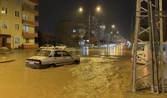 Adıyaman’da Sağanak Hayatı Felç Etti: Yollar Göle Döndü, Araçlar Hasar Gördü