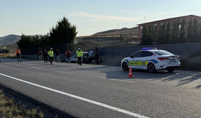 Yozgat’ta otomobil refüje devrildi: 3 yaralı
