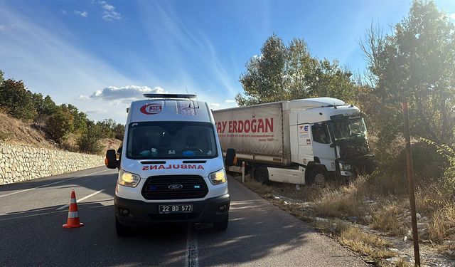 Edirne’de Feci Kaza: Karşı Şeride Geçen TIR’a Kamyonet Çarptı!