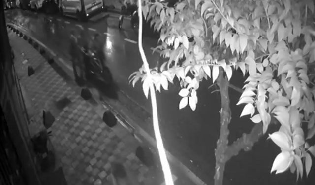 Esenler'de motosiklet hırsızlığı kamerada