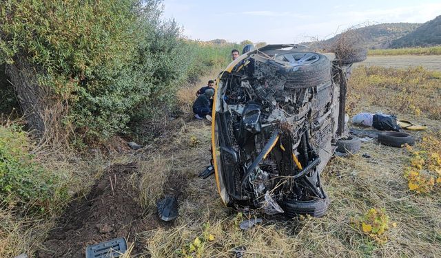 Gölbaşı'nda taksi şarampole devrildi