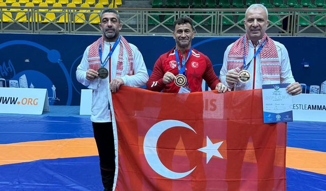 İzmirli güreşçiler kürsüden inmedi