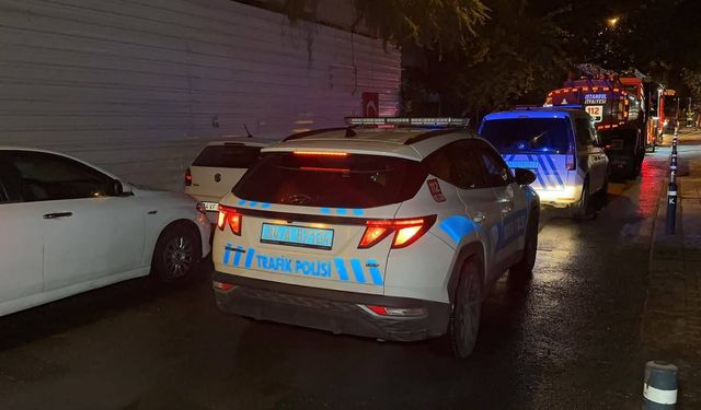 Kadıköy'de 3 katlı ahşap köşkte yangın