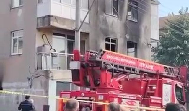 Kocaeli'de hurdacıda çıkan yangın binayı sardı