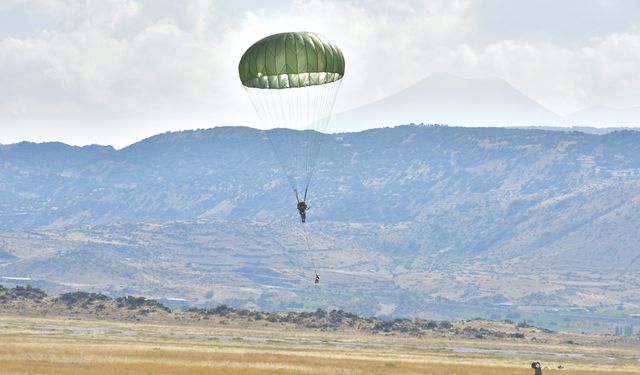 Mehmetçik'ten temel paraşüt kursu eğitimi