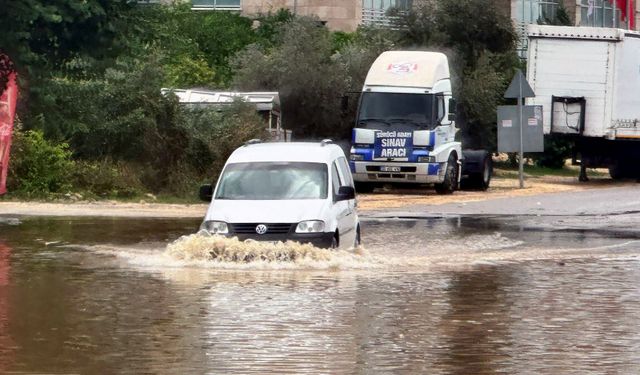 Mersin'de sağanak, yollar göle döndü!