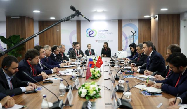 Moskova'da Enerji Zirvesi: Bakan Bayraktar, Novak ile Bir Araya Geldi!