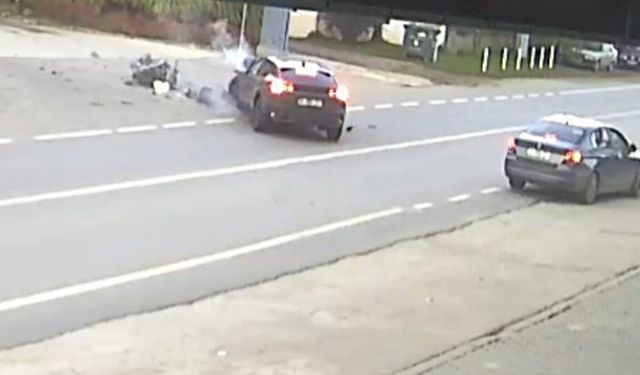 Motosiklet ile otomobil çarpıştı!