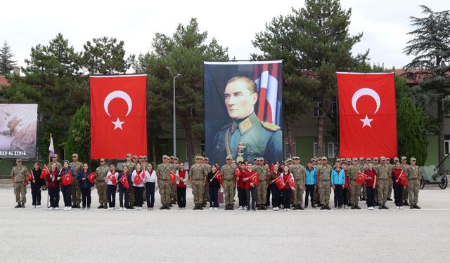 Öğrenciler Mehmetçikle Bir Gün kapsamında kışlaları ziyaret etti