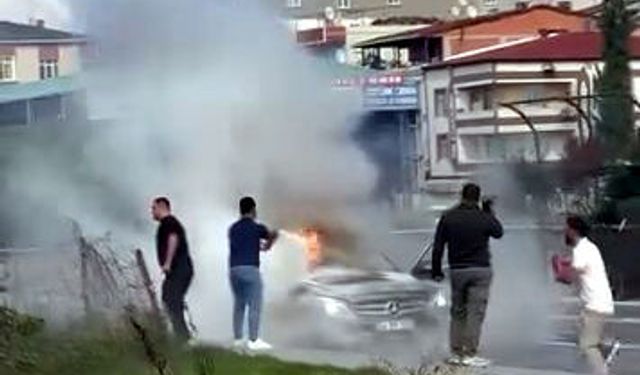 Seyir halindeki otomobil alev alev yandı