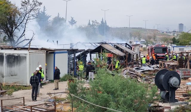 Yenimahalle'de Şantiye Yangını: Konteynerler Alev Alev Yandı!