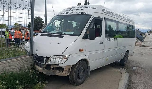 Burdur’da 4 araç birbirine girdi: 1’i çocuk 5 yaralı