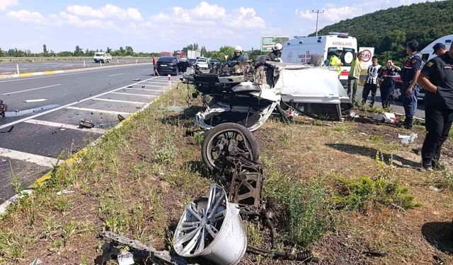 Beyşehir'de otomobil refüje devrildi: 3 yaralı