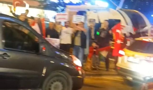 Keçiören Dutluk'ta Burger King Önünde Filistin Protestosu: Yere Kanlı Gömlekler Bırakıldı