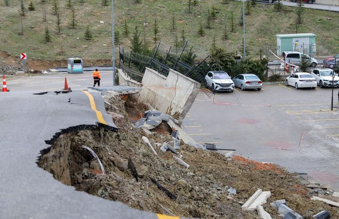 Etimesgut Bağlıca’da Yol Çöktü: Yetkililerden Hızlı Müdahale!