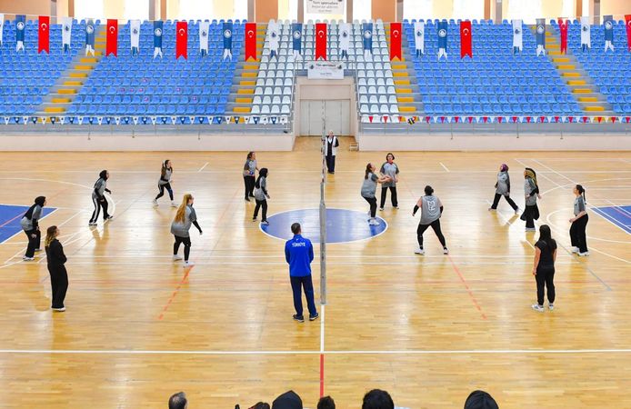 Altındağ’da Kadınlar Voleybol Turnuvası Başladı: 207 Sporcu Sahaya Çıkacak
