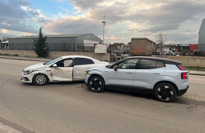 Ankara’da İki Otomobil Çarpıştı!