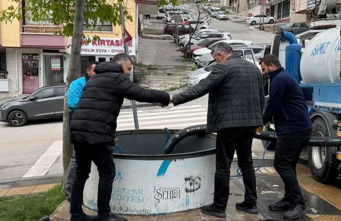 Pursaklar’da hijyen atağı: Çöp toplama sonrası konteynerler yıkanıyor