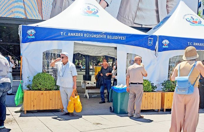 Kızılay Meydanı'nda sıcak havaya karşı serinlik molası