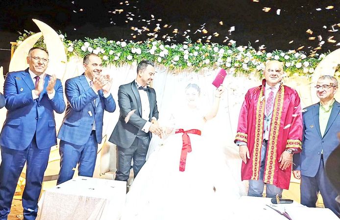 Belediye Başkanı amcasından yeğenine sürpriz nikâh