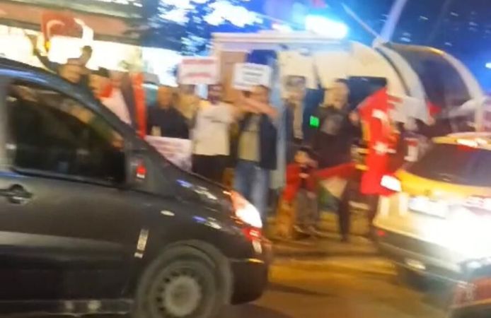 Keçiören Dutluk'ta Burger King Önünde Filistin Protestosu: Yere Kanlı Gömlekler Bırakıldı