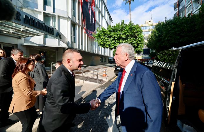 Mansur Yavaş'tan Vahap Seçer'in ailesine ziyaret