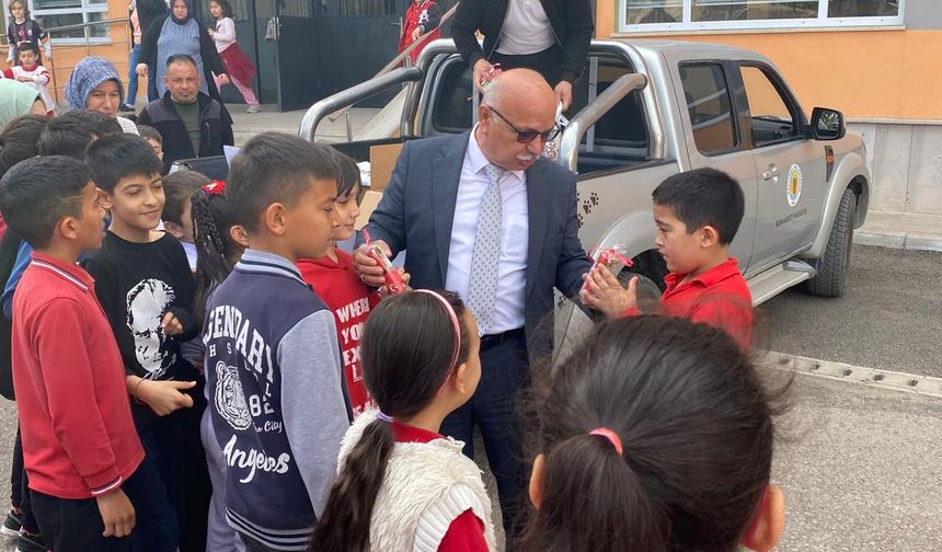 Nallıhan Belediyesi'nden öğrencilere hediyelik!