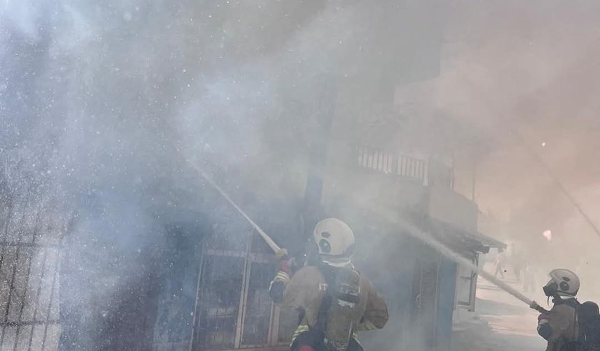 Hatay'da 3 katlı bina alev aldı