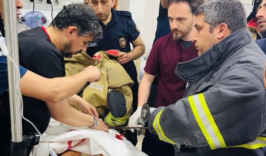 Hatay'da, yüksekten düştü beline demir çubuk saplandı