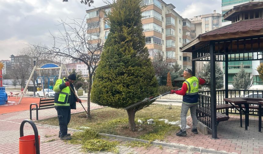 Etimesgut’ta Park ve Bahçelerde Yaz Temizliği Başladı