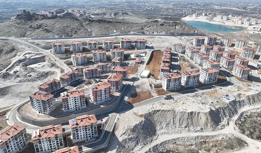 Deprem konutlarının yapımı sürüyor