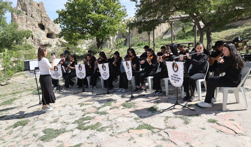 Lise öğrencilerinden müzik dinletisi etkinliği