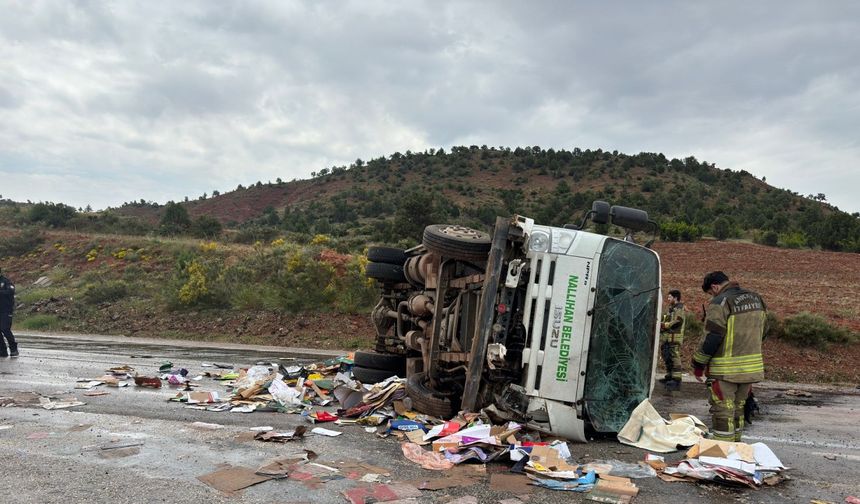Belediyeye ait kamyon devrildi, bir ölü!