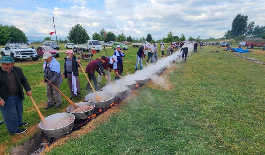Bursa'da 60 kazan keşkek dağıtıldı