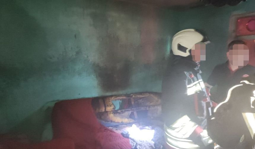 Evinde çıkan yangında ağır yara aldı