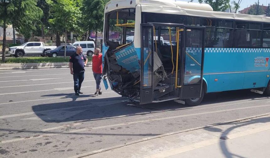 Otomobil, halk otobüsüne çarptı!