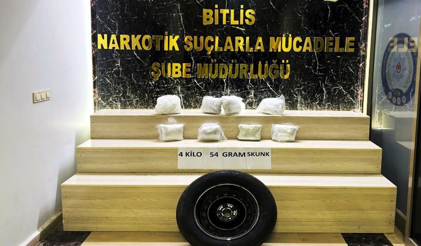 Otomobilin yedek lastiğinde uyuşturucu!
