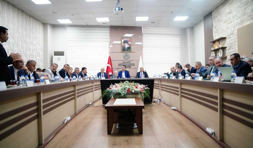 "Özgür Bey etrafına baksın yapılanları iyi görür"