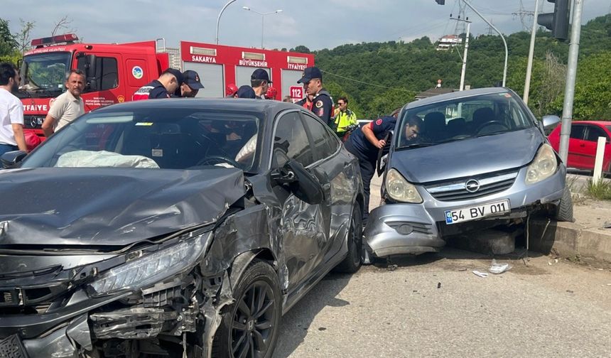 Sakarya'da otomobiller çarpıştı!