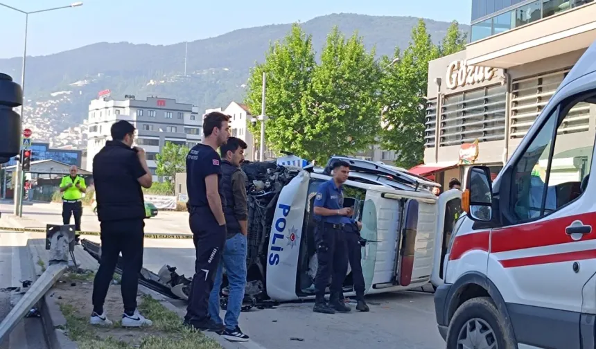 Bursa'de polis aracı kaza yaptı