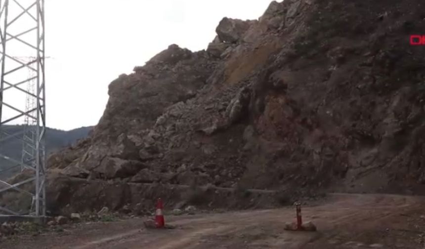 Erzurum'da kaya parçaları mahallenin yolunu kapattı