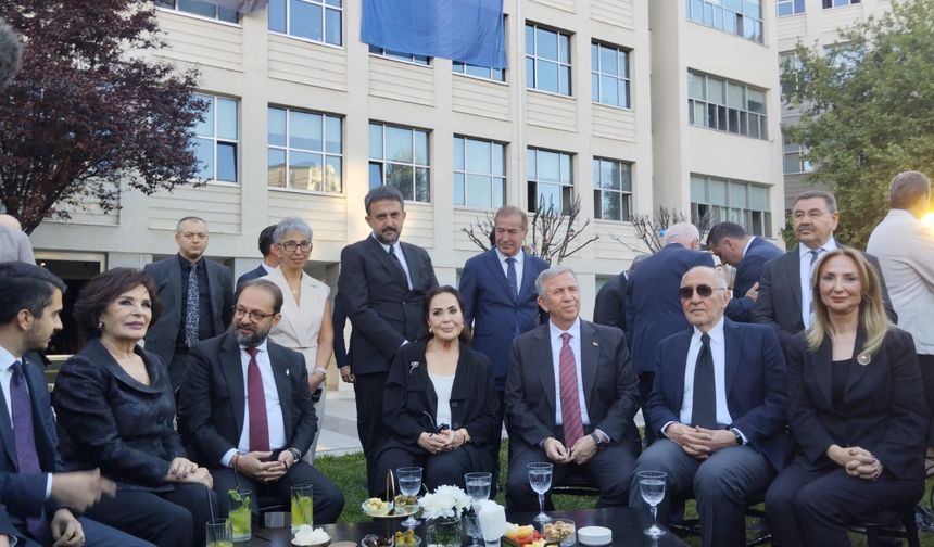 Filiz Akın anısına açılan sergiye ünlü yağmuru!
