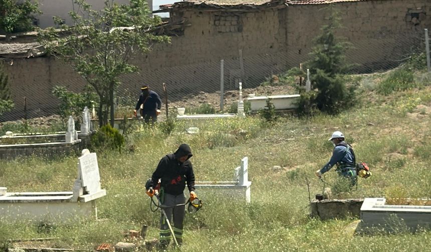 Kalecik Belediyesi’nden Mezarlıklarda Temizlik Çalışması