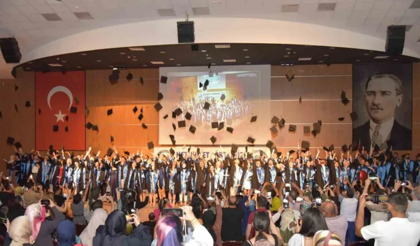 Karaman'da üniversite öğrencileri için mezuniyet töreni düzenlendi