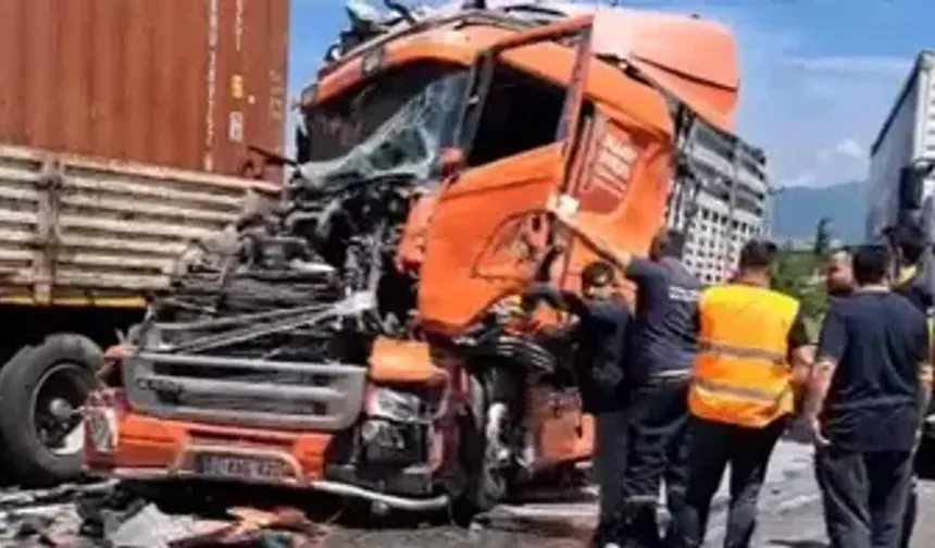 Sakarya’da TIR ve minibüs çarpıştı