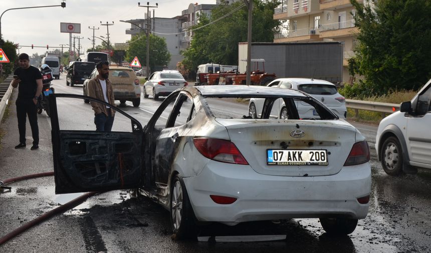 Seyir halindeki otomobil alev aldı