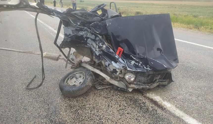 Polatlı-Konya yolunda kaza, otomobil ikiye bölündü!