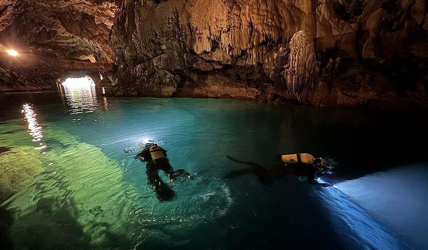 Antalya'nın "gizemli mağarası" su altından görüntülendi!