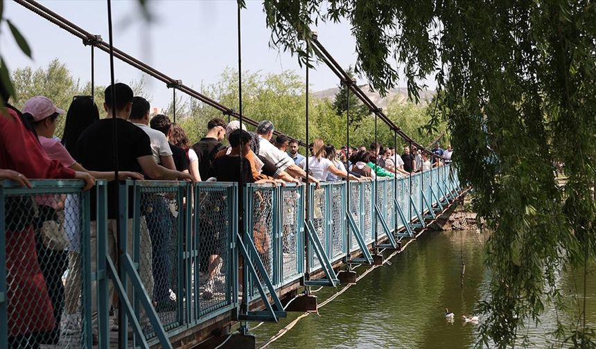 Herkes bu köprüden geçmek istiyor, esnaf mutlu!