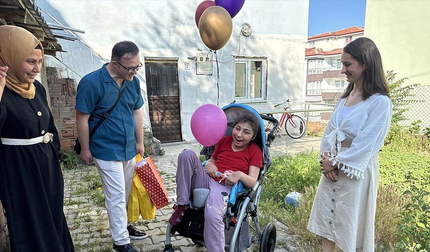 Öğrenciden engelli çocuğa puset desteği